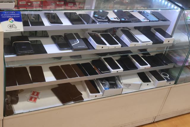 Mobiltelefoner i butikkens montre — Electronic Center